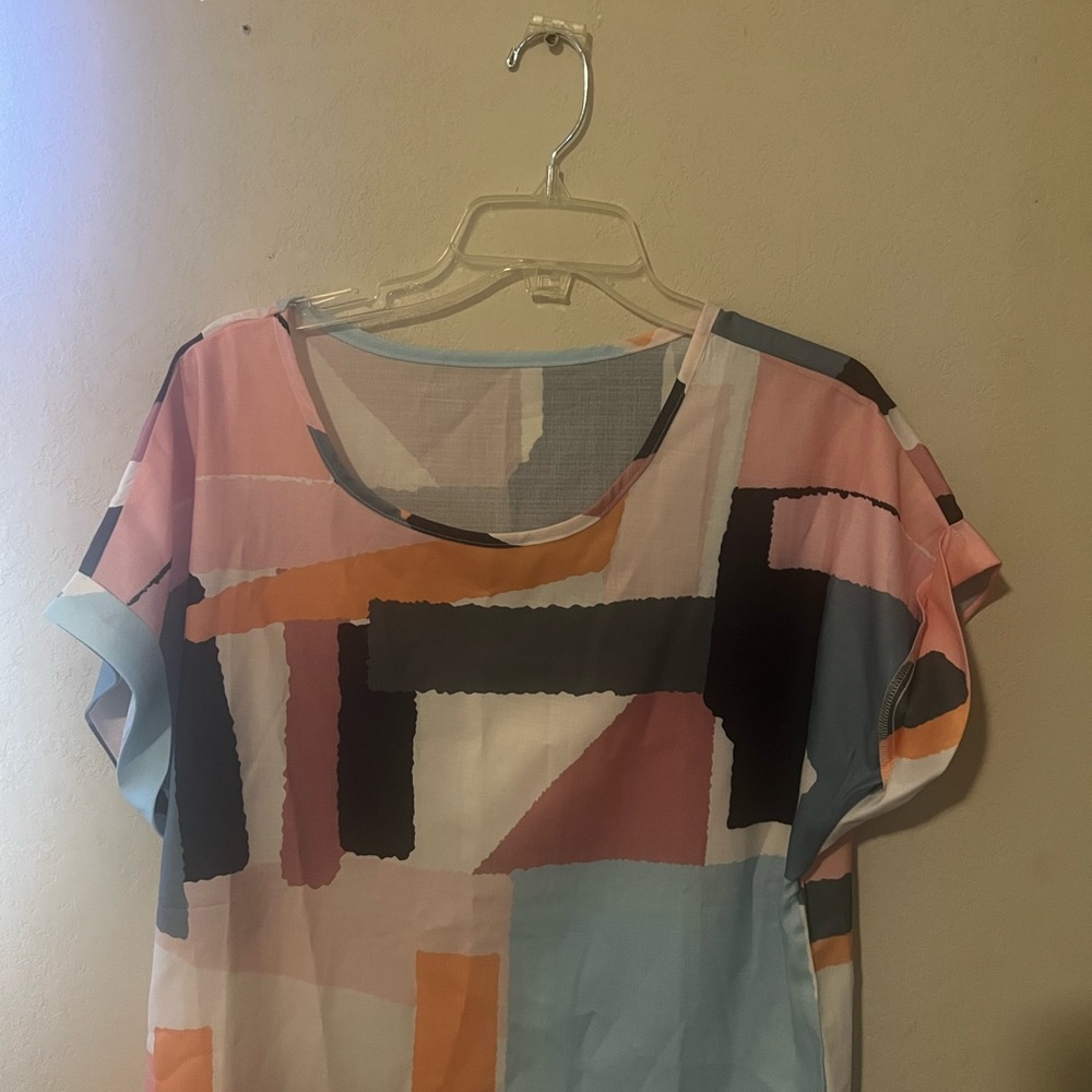 ABSTACT SHAPED WOMENS LARGE SHORT SLEEVE BLOUSE LIGHTWEIGHT NWOT